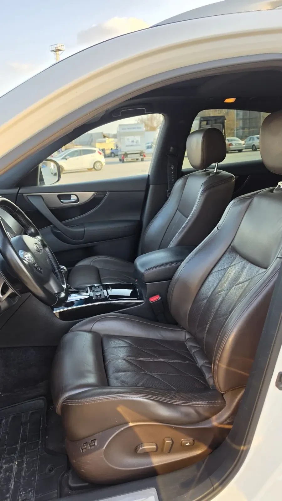 Infiniti QX70 3.0d, снимка 11 - Автомобили и джипове - 53861329