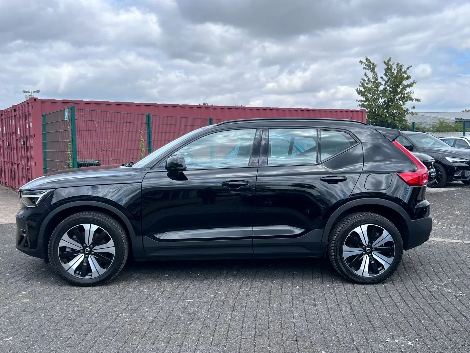 Volvo XC40 EV Twin Ultimate AWD 360 DIST Winter Pack H/K PANO, снимка 4 - Автомобили и джипове - 55386841