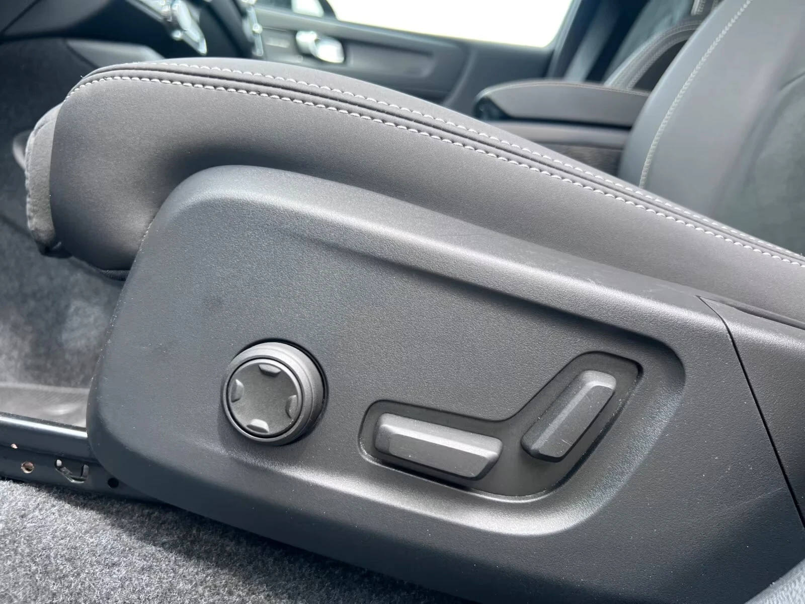 Volvo XC40 EV Twin Ultimate AWD 360 DIST Winter Pack H/K PANO, снимка 14 - Автомобили и джипове - 55386841