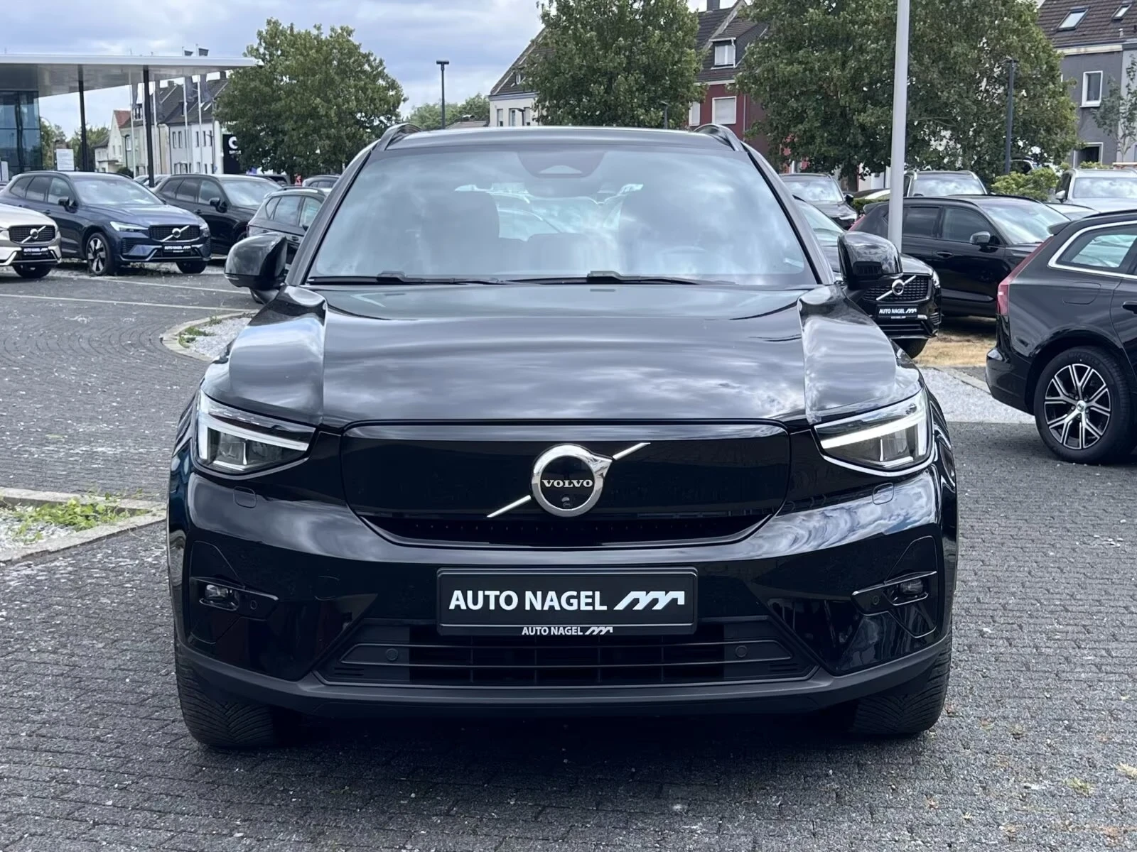 Volvo XC40 EV Twin Ultimate AWD 360 DIST Winter Pack H/K PANO, снимка 2 - Автомобили и джипове - 55386841