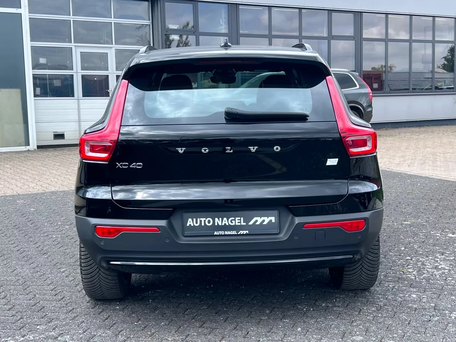 Volvo XC40 EV Twin Ultimate AWD 360 DIST Winter Pack H/K PANO, снимка 5 - Автомобили и джипове - 55386841