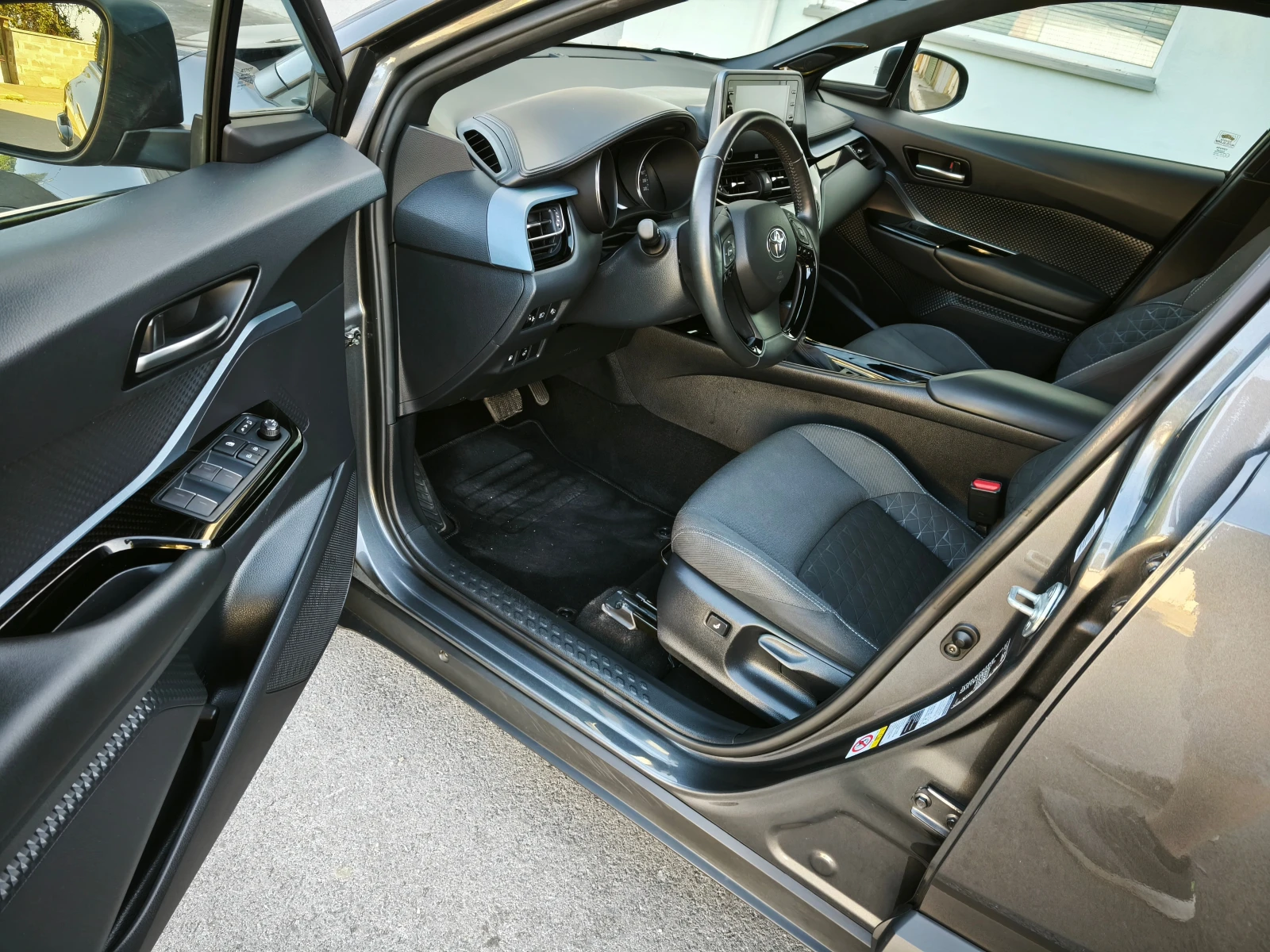 Toyota C-HR 1.2i /4x4/FACELIFT/Гаранция/, снимка 10 - Автомобили и джипове - 55739213