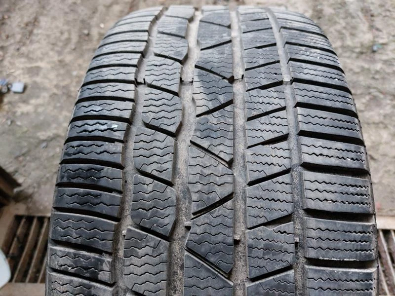 Гуми Зимни 255/40R18, снимка 2 - Гуми и джанти - 35981324