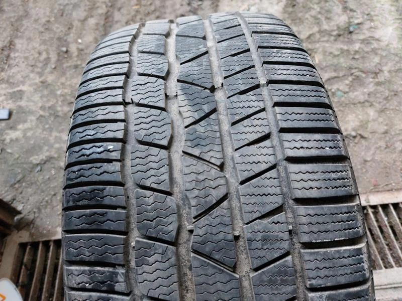 Гуми Зимни 255/40R18, снимка 1 - Гуми и джанти - 35981324