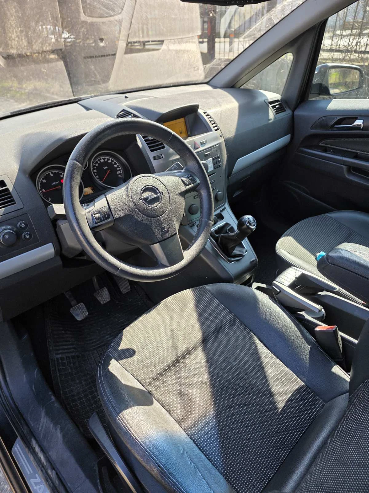 Opel Zafira 1.9, снимка 11 - Автомобили и джипове - 53853965