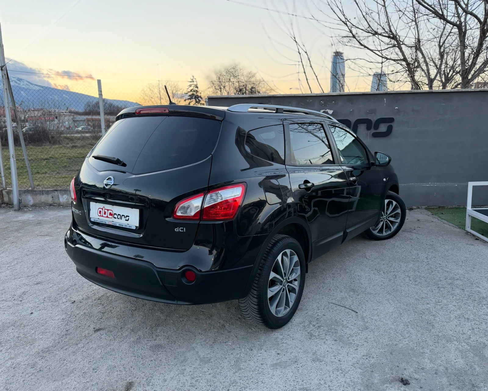 Nissan Qashqai + 2 2.0DCI 4WD Tekna - изображение 4