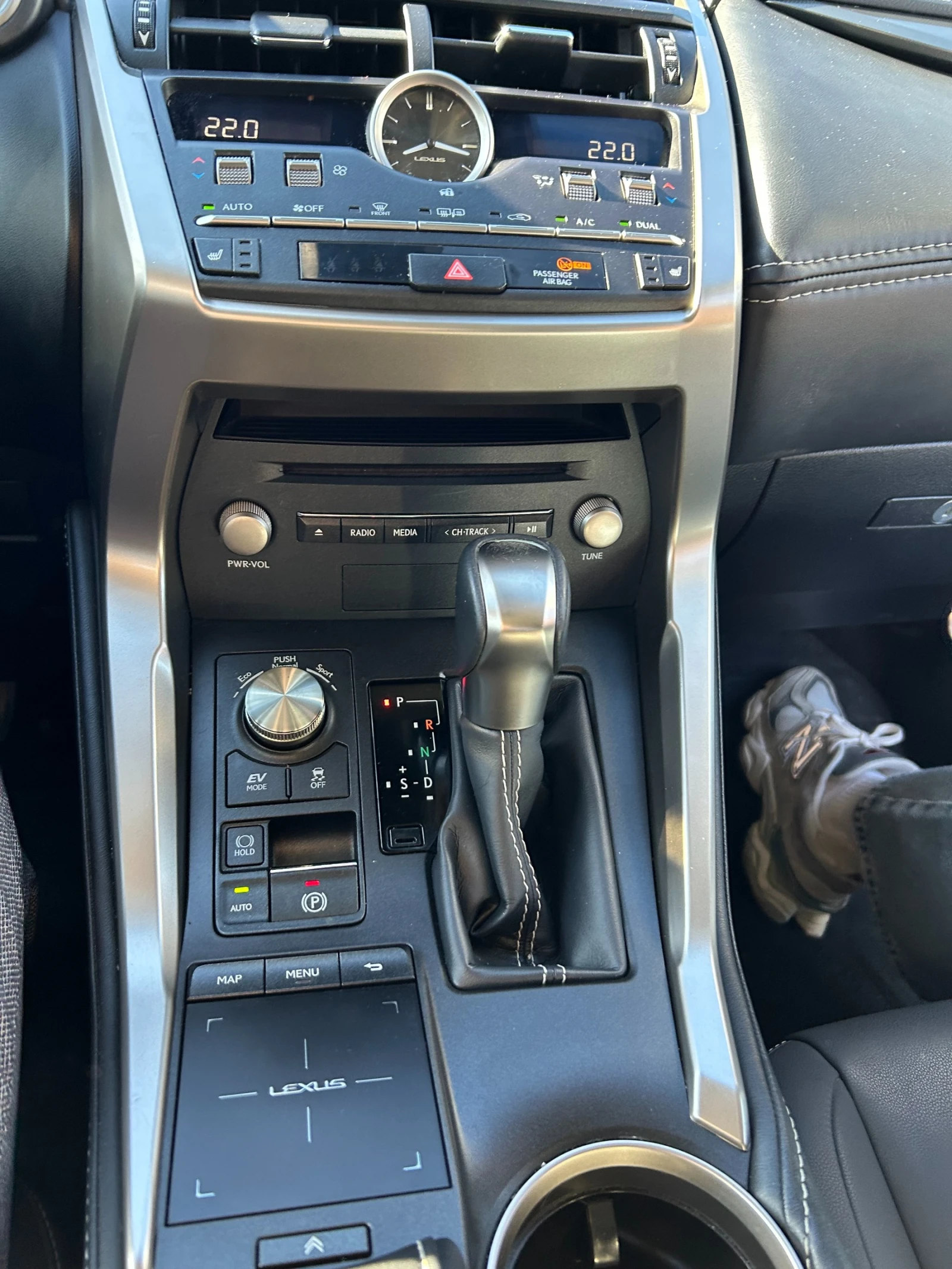 Lexus NX 300h, снимка 14 - Автомобили и джипове - 54141379