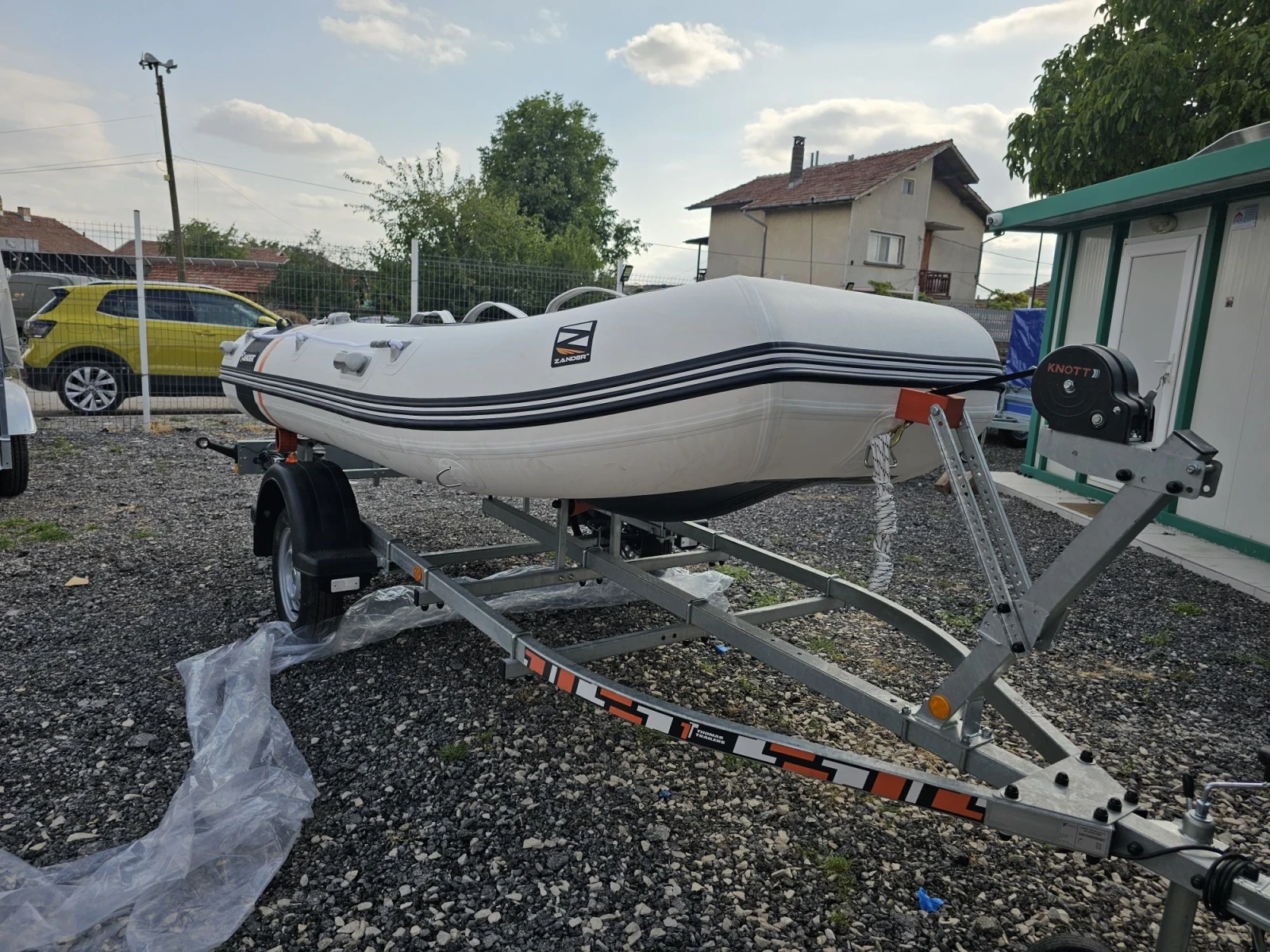 За автомобил THOMAS BT-7500L с ресьори и амортисьори