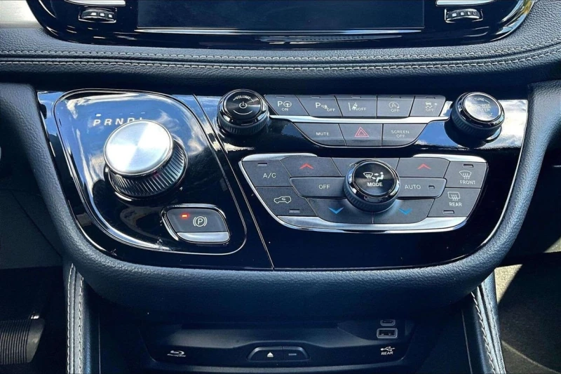 Chrysler Pacifica * Limited * CARFAX * БЕЗ ПЪРВОНАЧАЛНА ВНОСКА, снимка 14 - Автомобили и джипове - 53183196