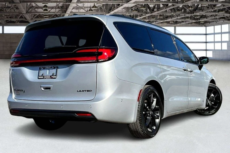 Chrysler Pacifica * Limited * CARFAX * БЕЗ ПЪРВОНАЧАЛНА ВНОСКА, снимка 2 - Автомобили и джипове - 53183196