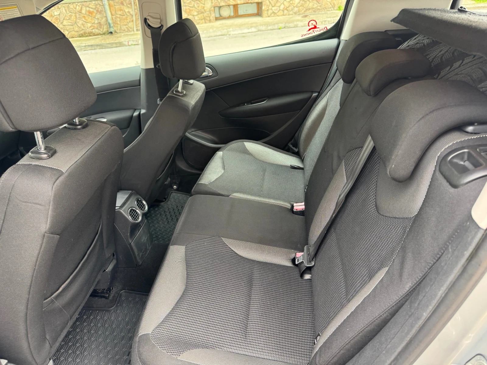 Peugeot 308 Хечбек 308 HDI , снимка 10 - Автомобили и джипове - 54457839