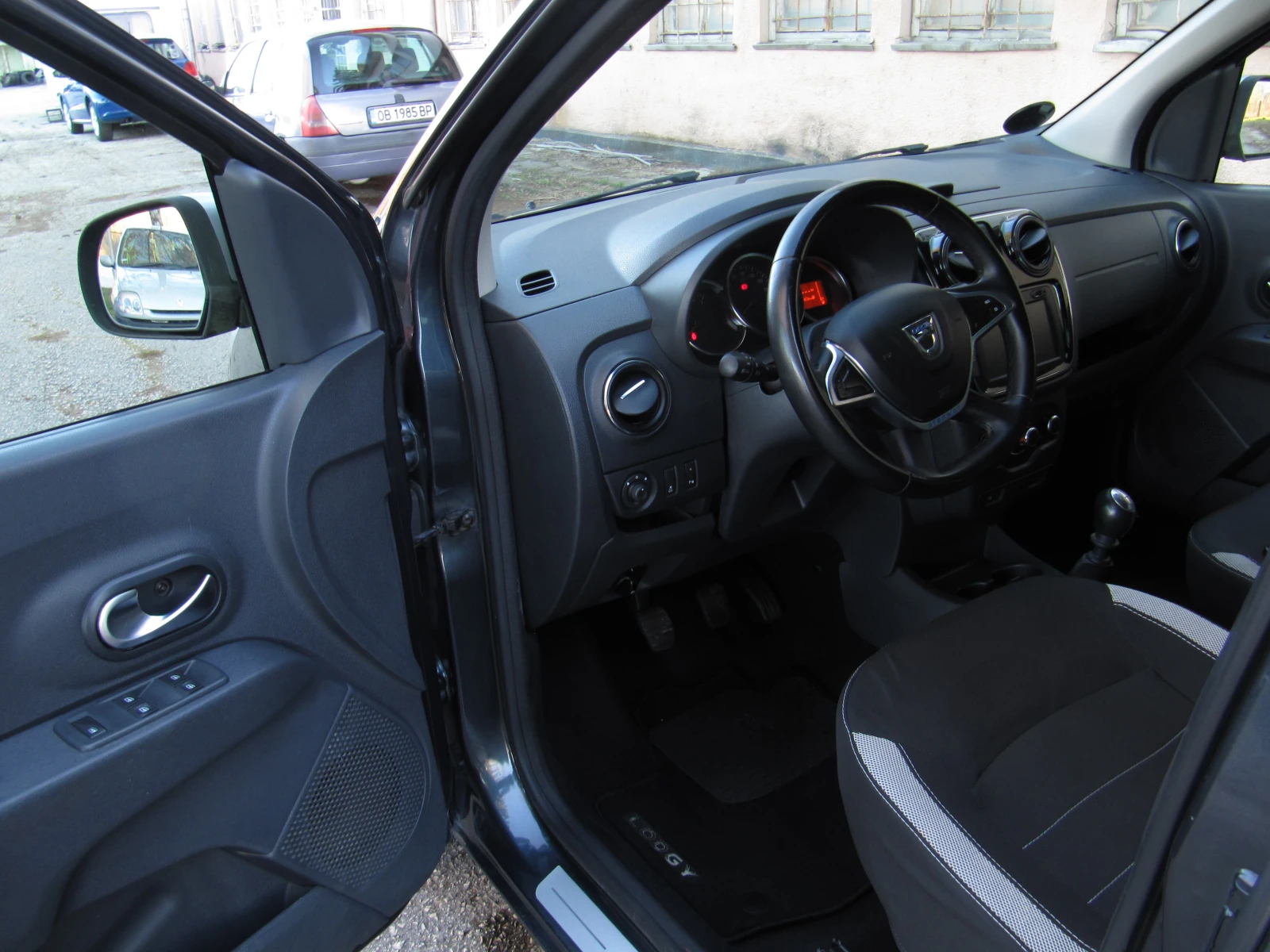 Dacia Lodgy 1.5dci STEPWAY 7места euro6, снимка 9 - Автомобили и джипове - 54633737
