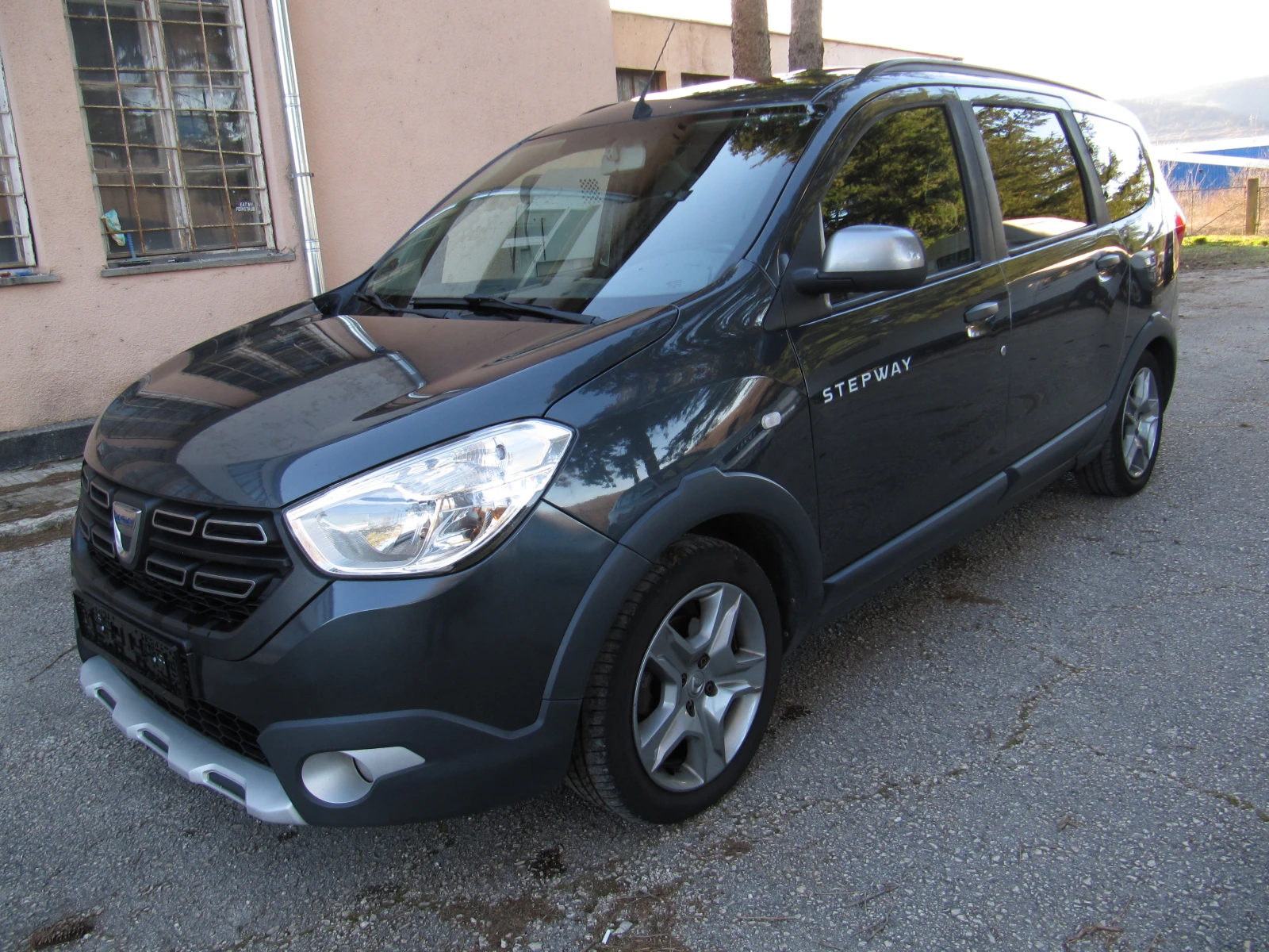 Dacia Lodgy 1.5dci STEPWAY 7места euro6, снимка 7 - Автомобили и джипове - 54633737