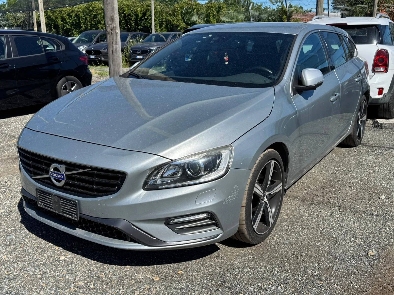 Volvo V60 2.0 D3 R-Design, снимка 3 - Автомобили и джипове - 54794148