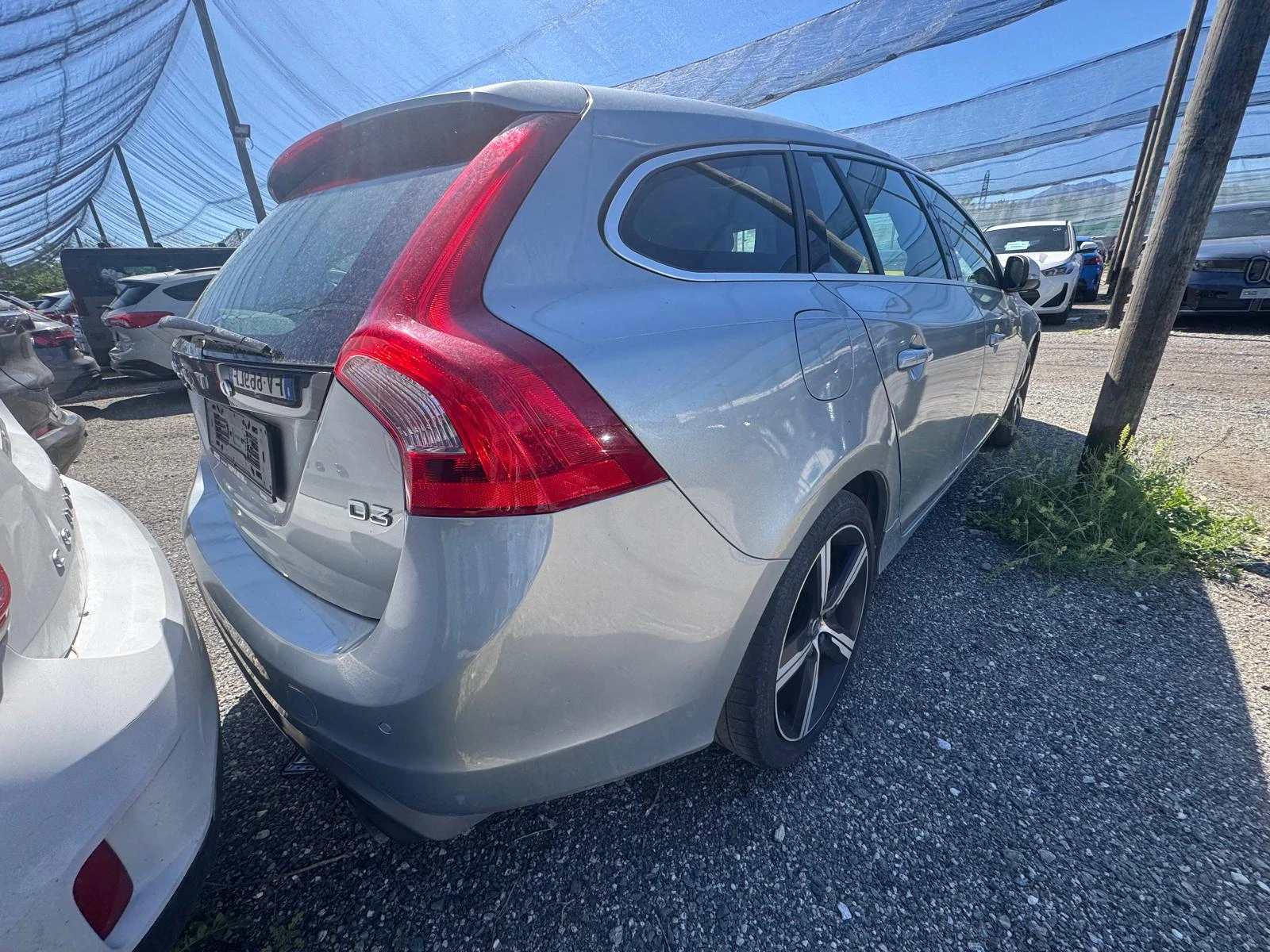Volvo V60 2.0 D3 R-Design, снимка 4 - Автомобили и джипове - 54794148