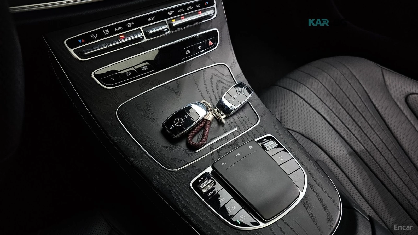 Mercedes-Benz CLS 300 4MATIC* DISTRONIC* REAR-CAM* HEAD-UP* , снимка 10 - Автомобили и джипове - 54795694