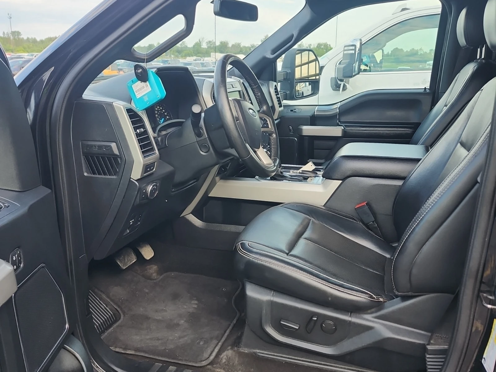 Ford F150  LARIAT CREW CAB STD BED * CARFAX , снимка 10 - Автомобили и джипове - 55815471