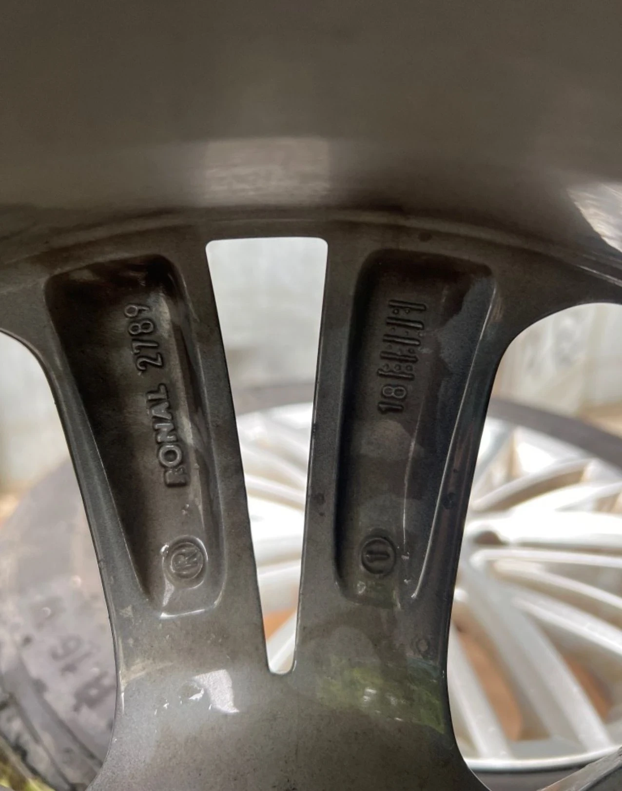 Гуми с джанти Hankook 215/45R17, снимка 3 - Гуми и джанти - 55998723