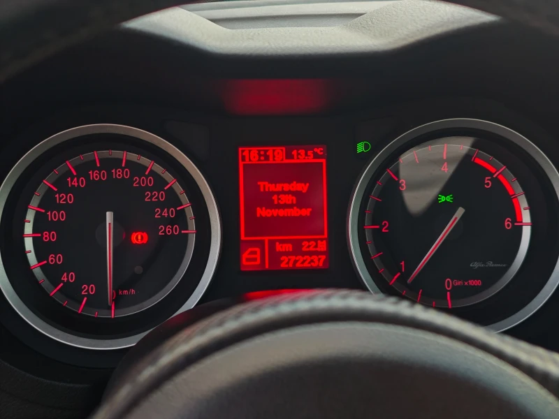 Alfa Romeo 159 1.9JTDm КЛИМАТРОНИК РЕГИСТРИРАНА, снимка 13 - Автомобили и джипове - 52471450