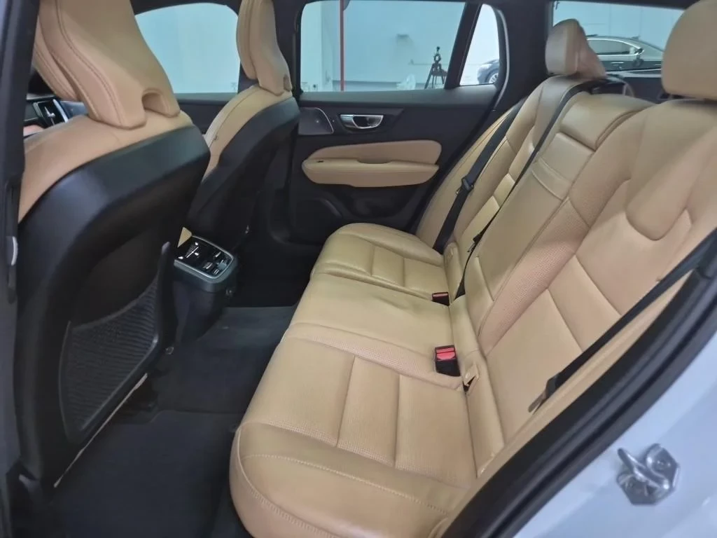 Volvo V60 Cross Country B5 Pro AWD, снимка 11 - Автомобили и джипове - 54789425
