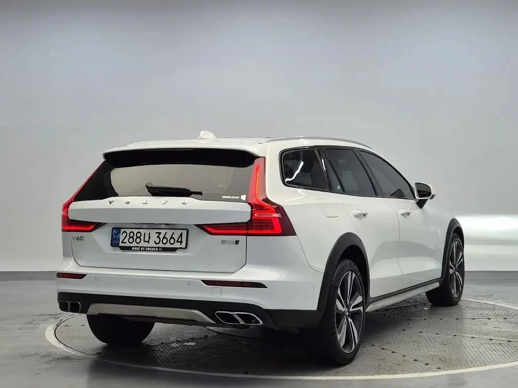 Volvo V60 Cross Country B5 Pro AWD, снимка 4 - Автомобили и джипове - 54789425