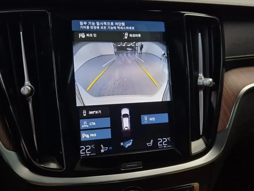 Volvo V60 Cross Country B5 Pro AWD, снимка 13 - Автомобили и джипове - 54789425