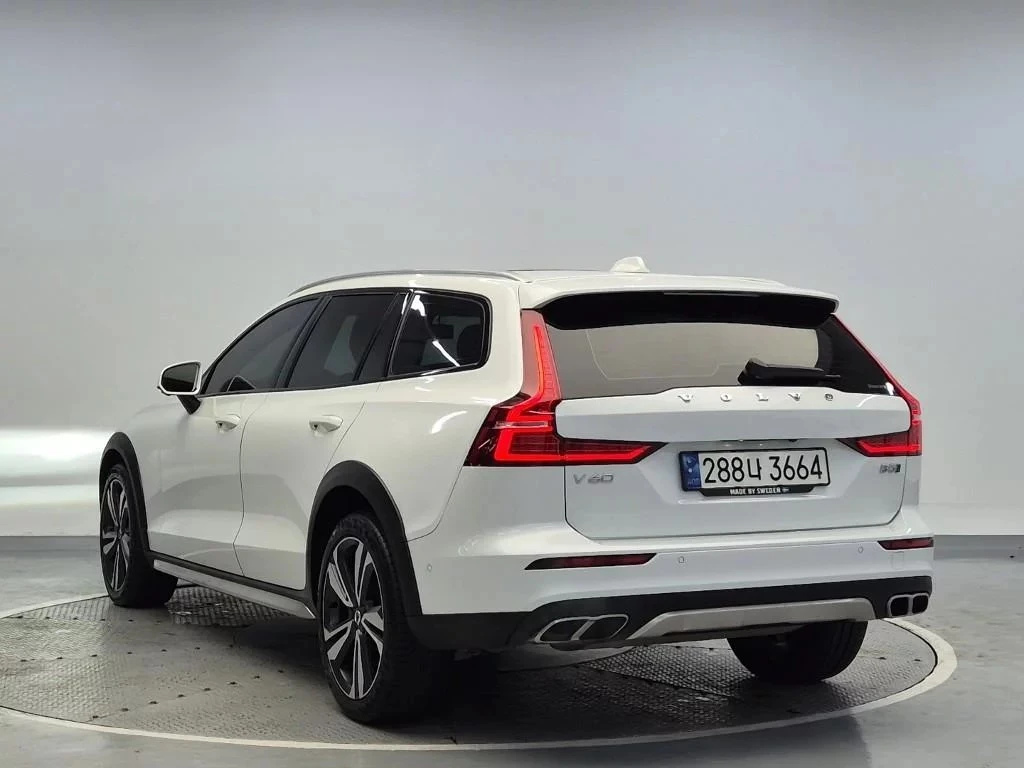 Volvo V60 Cross Country B5 Pro AWD, снимка 3 - Автомобили и джипове - 54789425