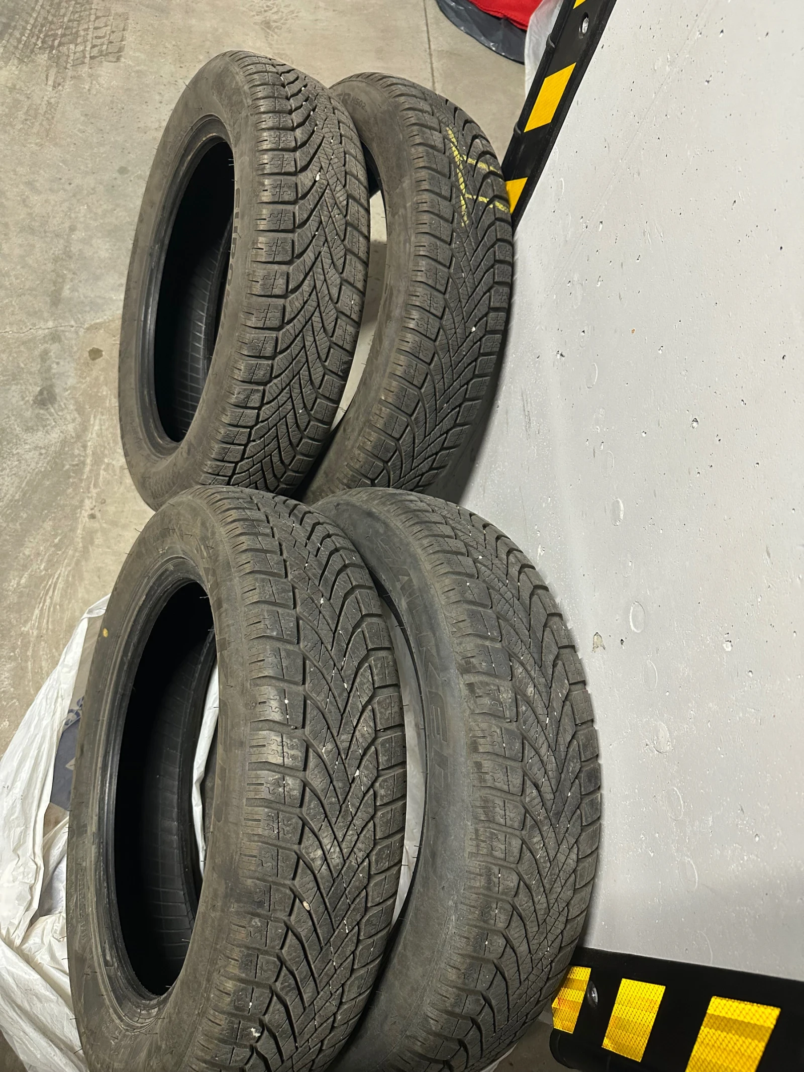 Гуми Зимни 175/65R17, снимка 2 - Гуми и джанти - 56197820