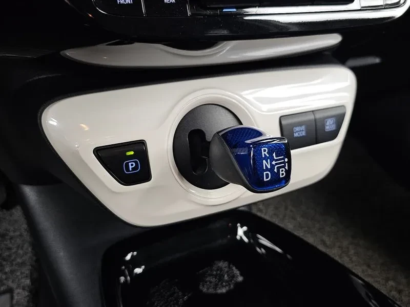Toyota Prius 1.8 Хибрид, снимка 8 - Автомобили и джипове - 55432869