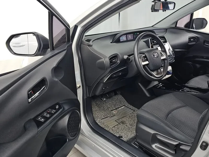 Toyota Prius 1.8 Хибрид, снимка 9 - Автомобили и джипове - 55432869