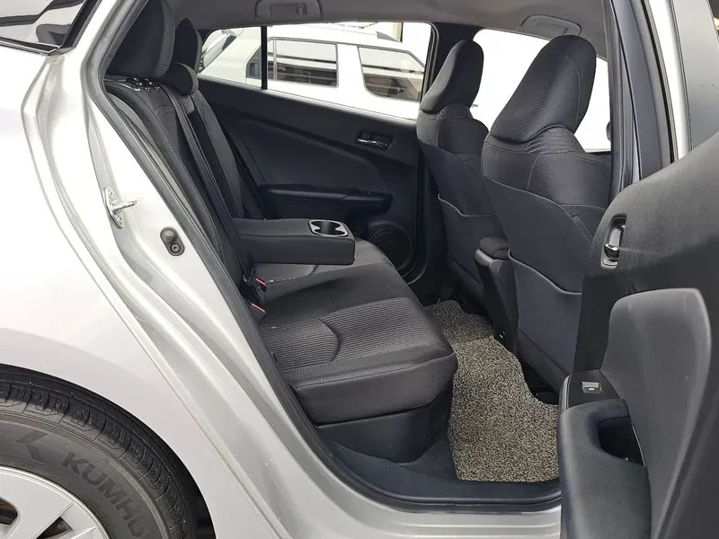 Toyota Prius 1.8 Хибрид, снимка 10 - Автомобили и джипове - 55432869