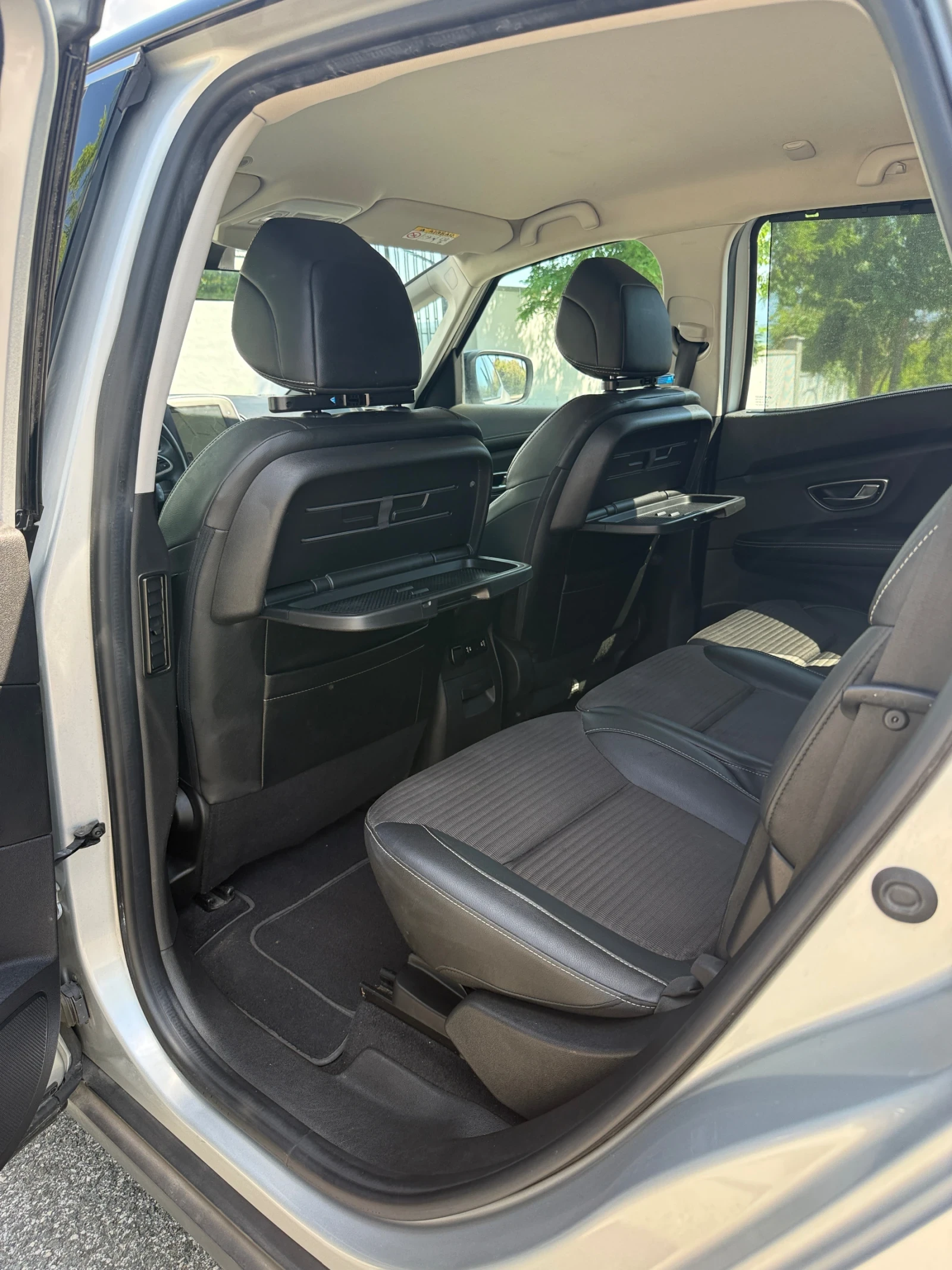 Renault Scenic 1.3tce 130 k.c, снимка 7 - Автомобили и джипове - 55231358