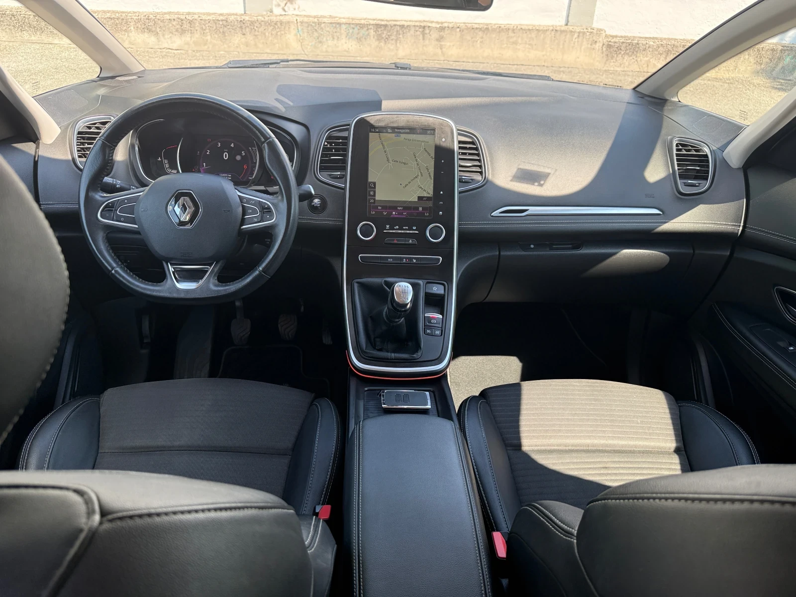 Renault Scenic 1.3tce 130 k.c, снимка 6 - Автомобили и джипове - 55231358