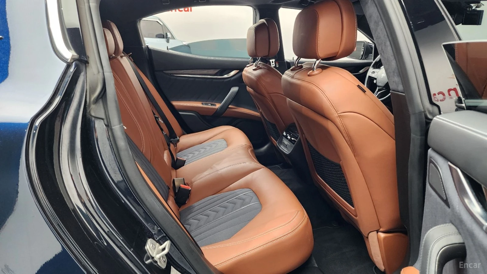 Maserati Ghibli 3.0 GranLusso* КОЖА* ОБДУХВ* НАВИ* ПАНО, снимка 9 - Автомобили и джипове - 55481156
