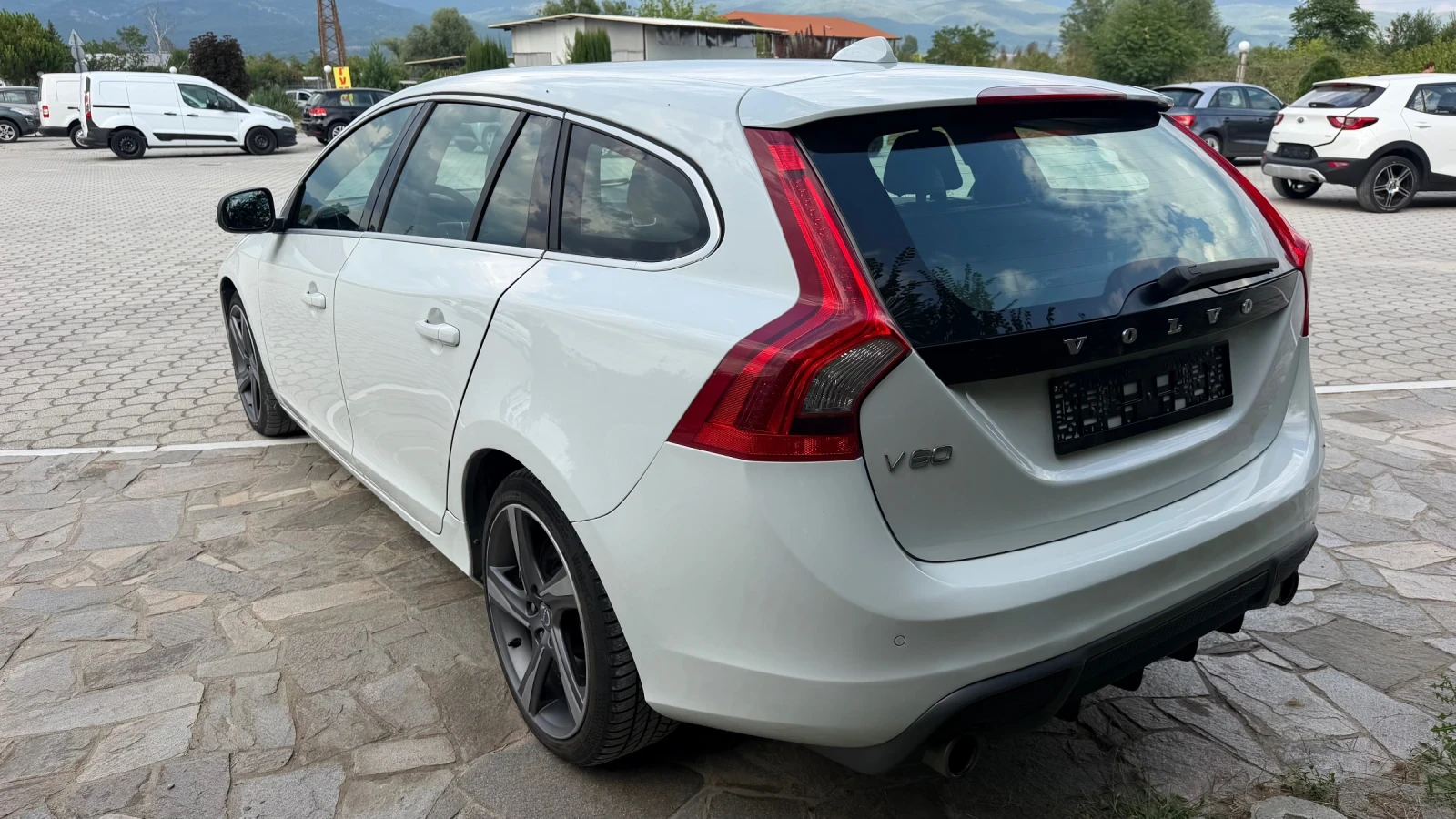 Volvo V60 2.0d 163hp R-Design, снимка 6 - Автомобили и джипове - 55569413