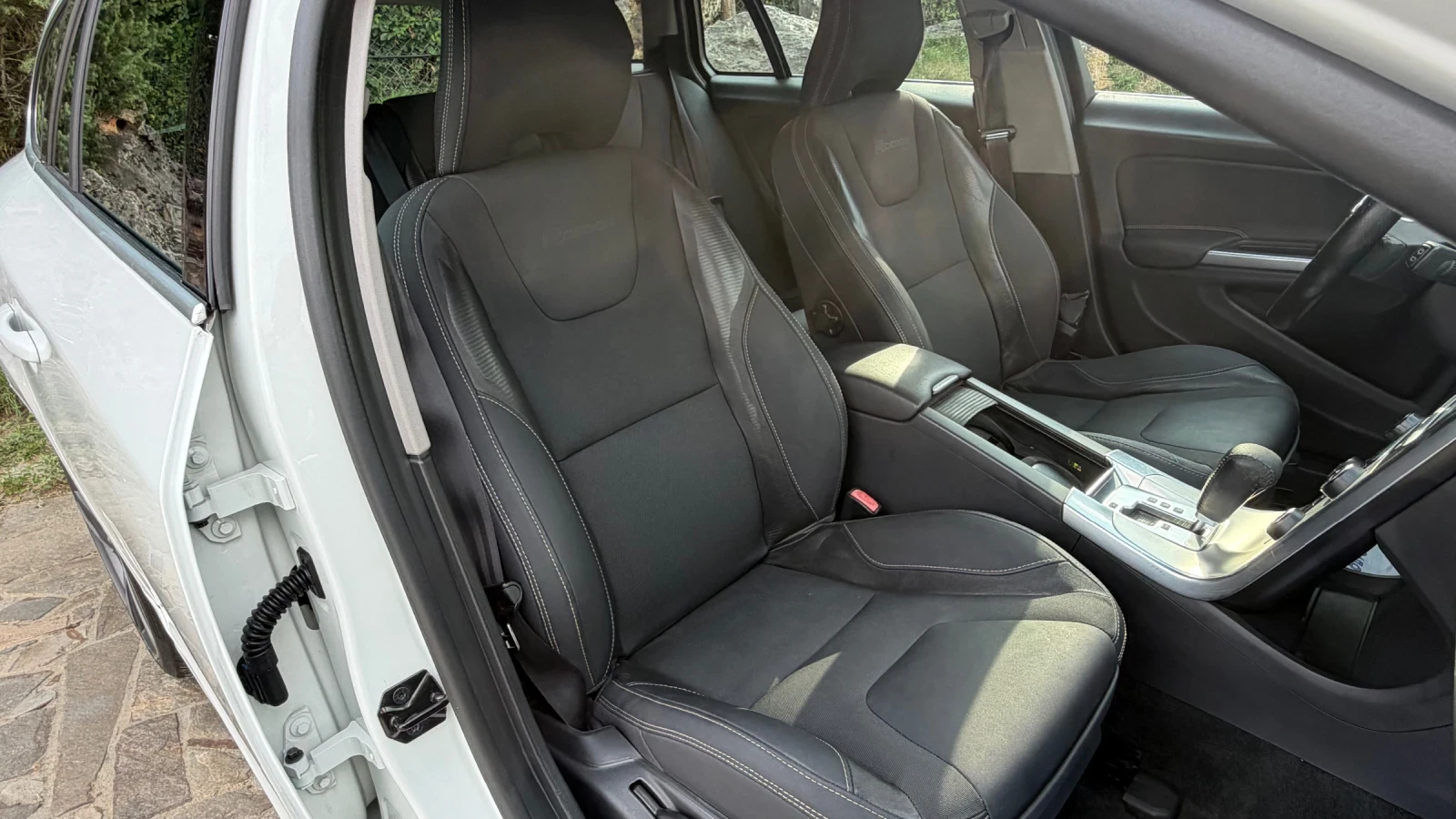 Volvo V60 2.0d 163hp R-Design, снимка 10 - Автомобили и джипове - 55569413