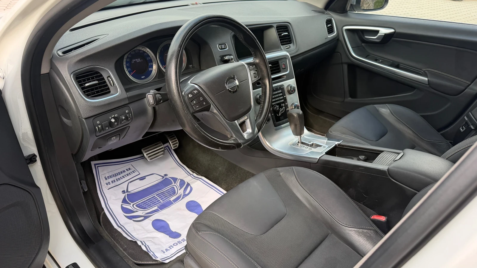 Volvo V60 2.0d 163hp R-Design, снимка 8 - Автомобили и джипове - 55569413