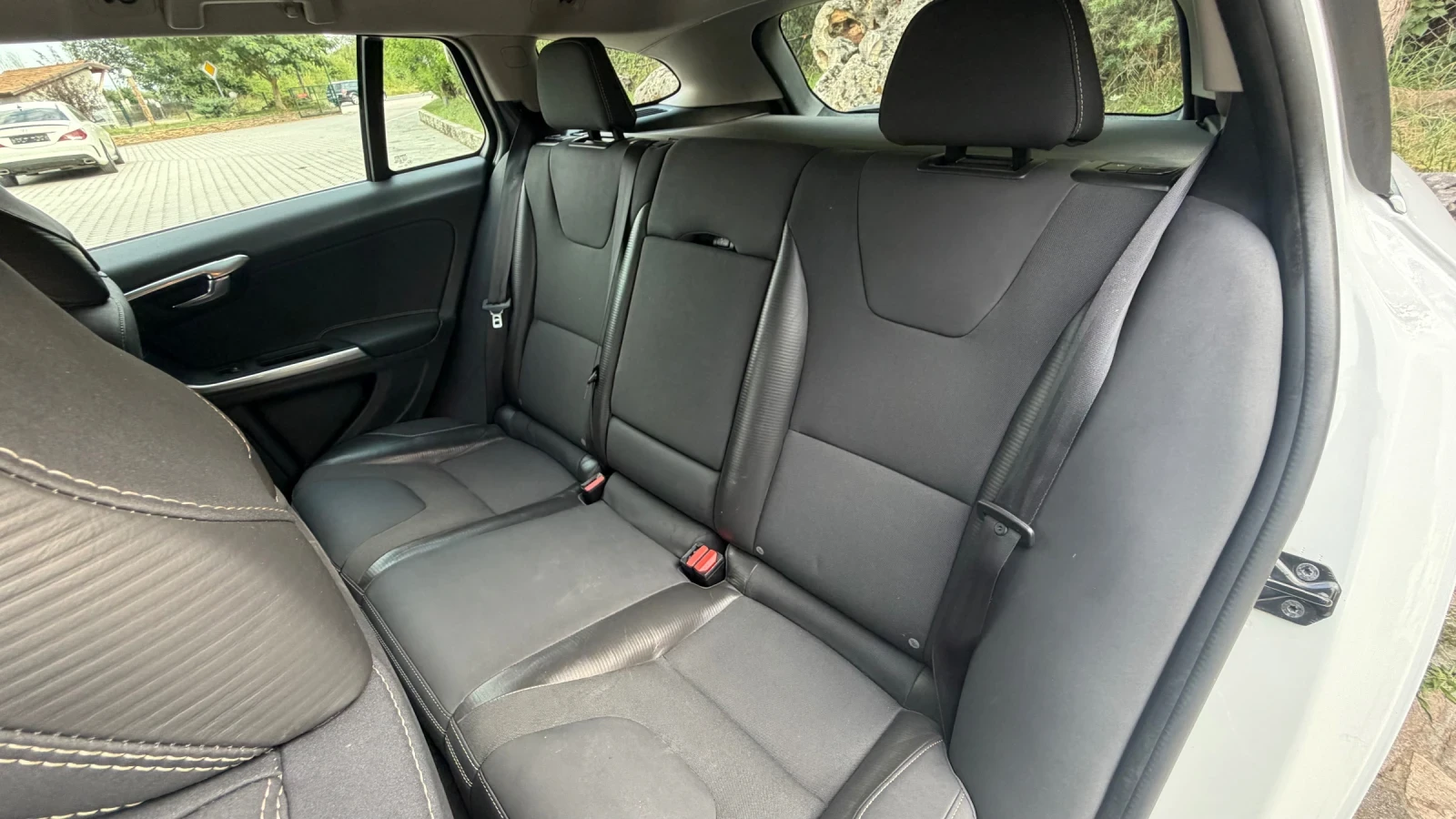 Volvo V60 2.0d 163hp R-Design, снимка 11 - Автомобили и джипове - 55569413