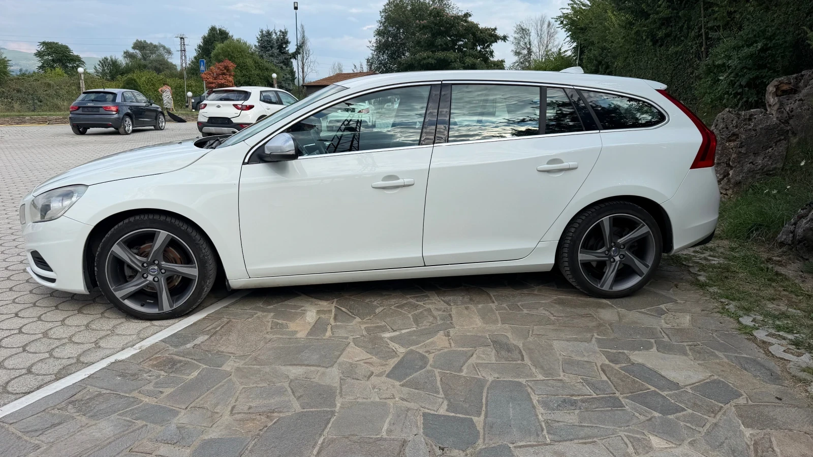 Volvo V60 2.0d 163hp R-Design, снимка 7 - Автомобили и джипове - 55569413