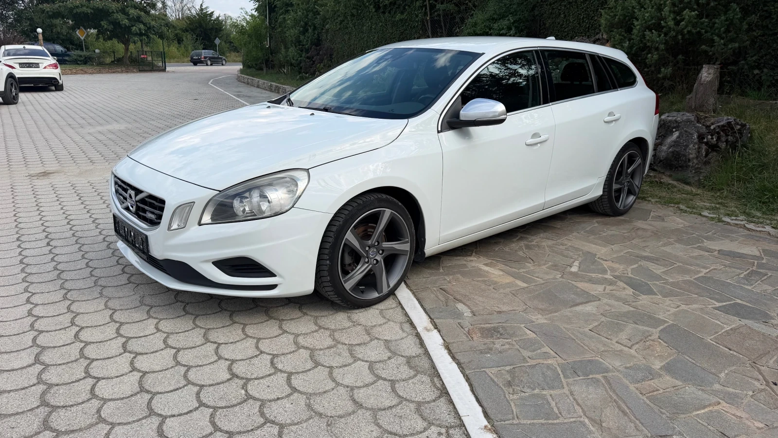 Volvo V60 2.0d 163hp R-Design, снимка 15 - Автомобили и джипове - 55569413