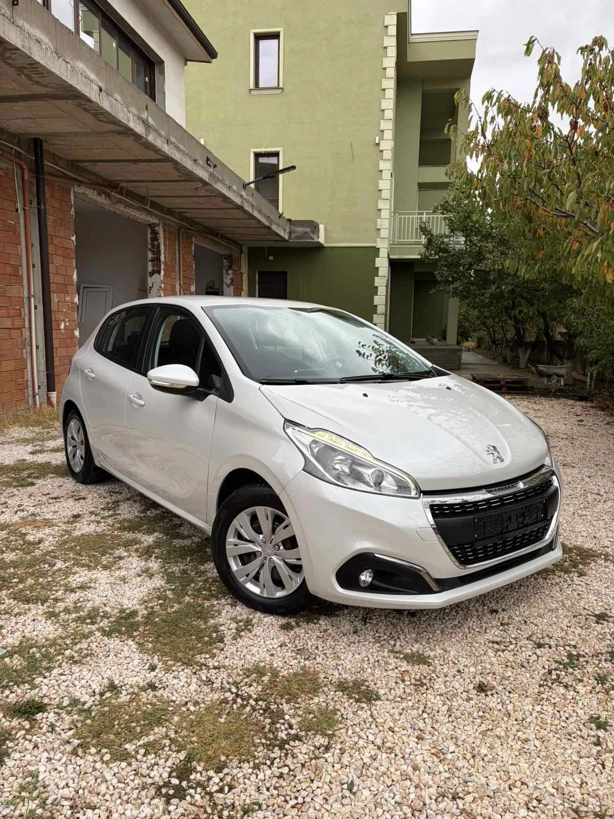 Peugeot 208 1.2/82k/EURO6/БЯЛА ПЕРЛА/ПЕРФЕКТНО СЪСТОЯНИЕ
