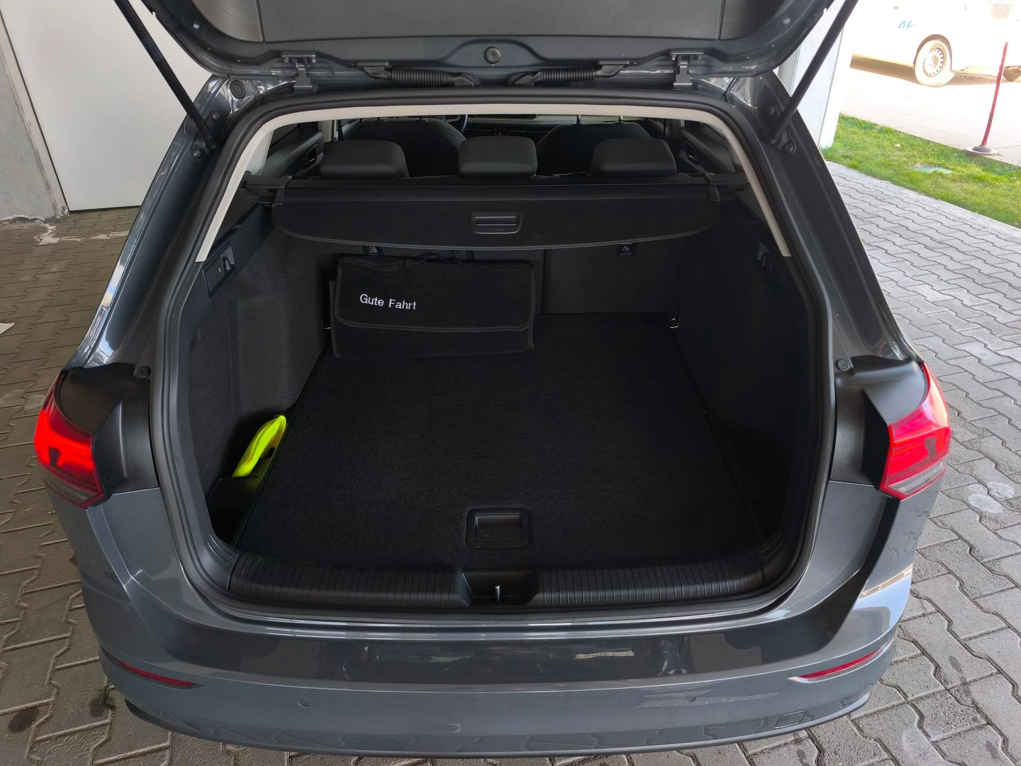 VW Golf Variant 8 Life 1.5 eTSI OPF DSG, снимка 8 - Автомобили и джипове - 56422001