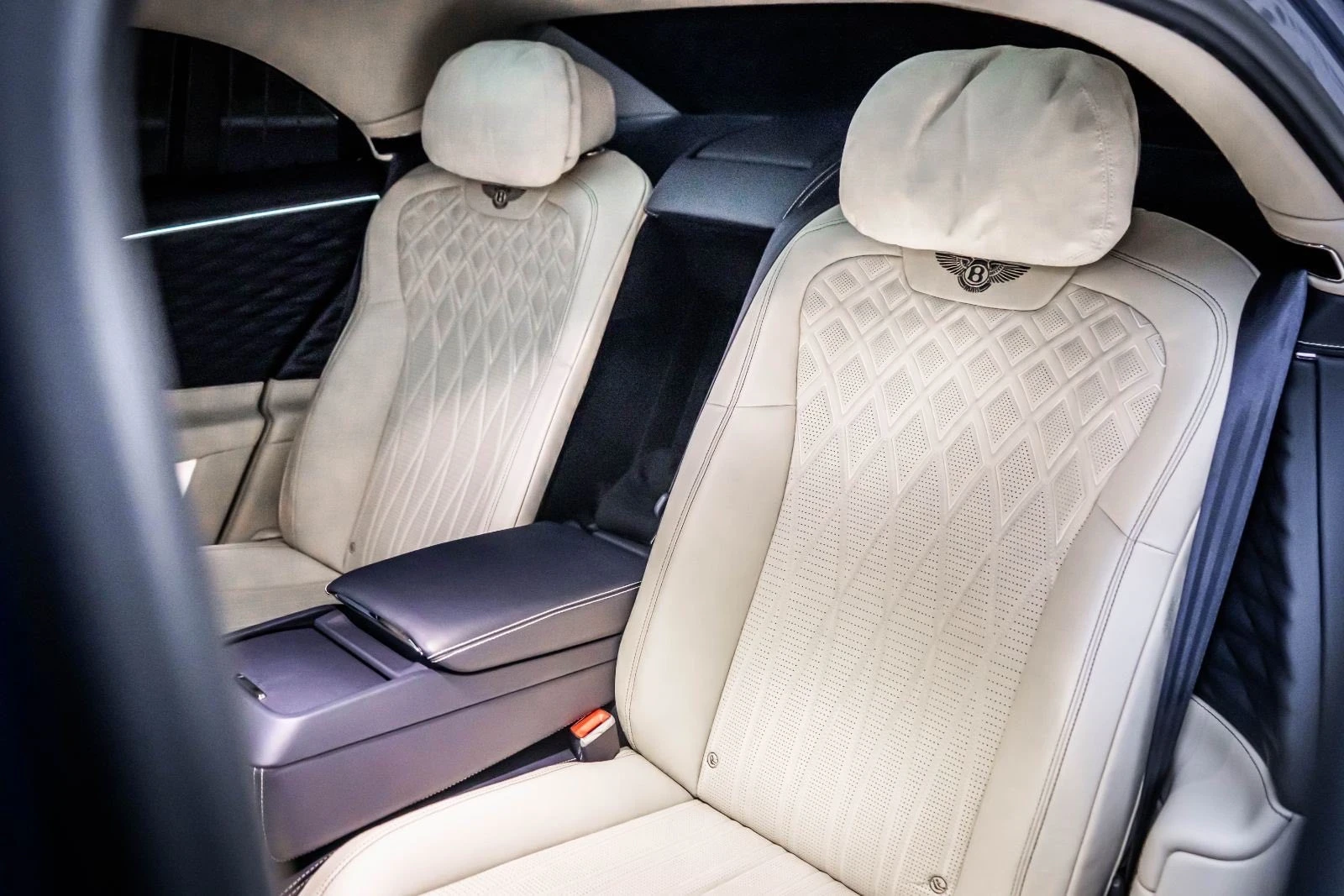 Bentley Flying Spur W12  First Edition Готов лизинг, снимка 14 - Автомобили и джипове - 54242433