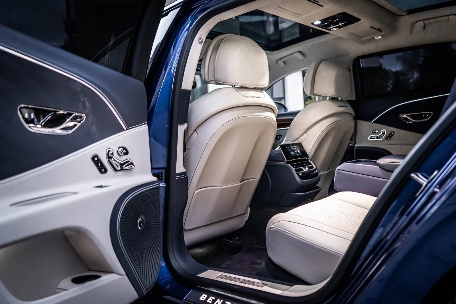 Bentley Flying Spur W12  First Edition Готов лизинг, снимка 12 - Автомобили и джипове - 54242433