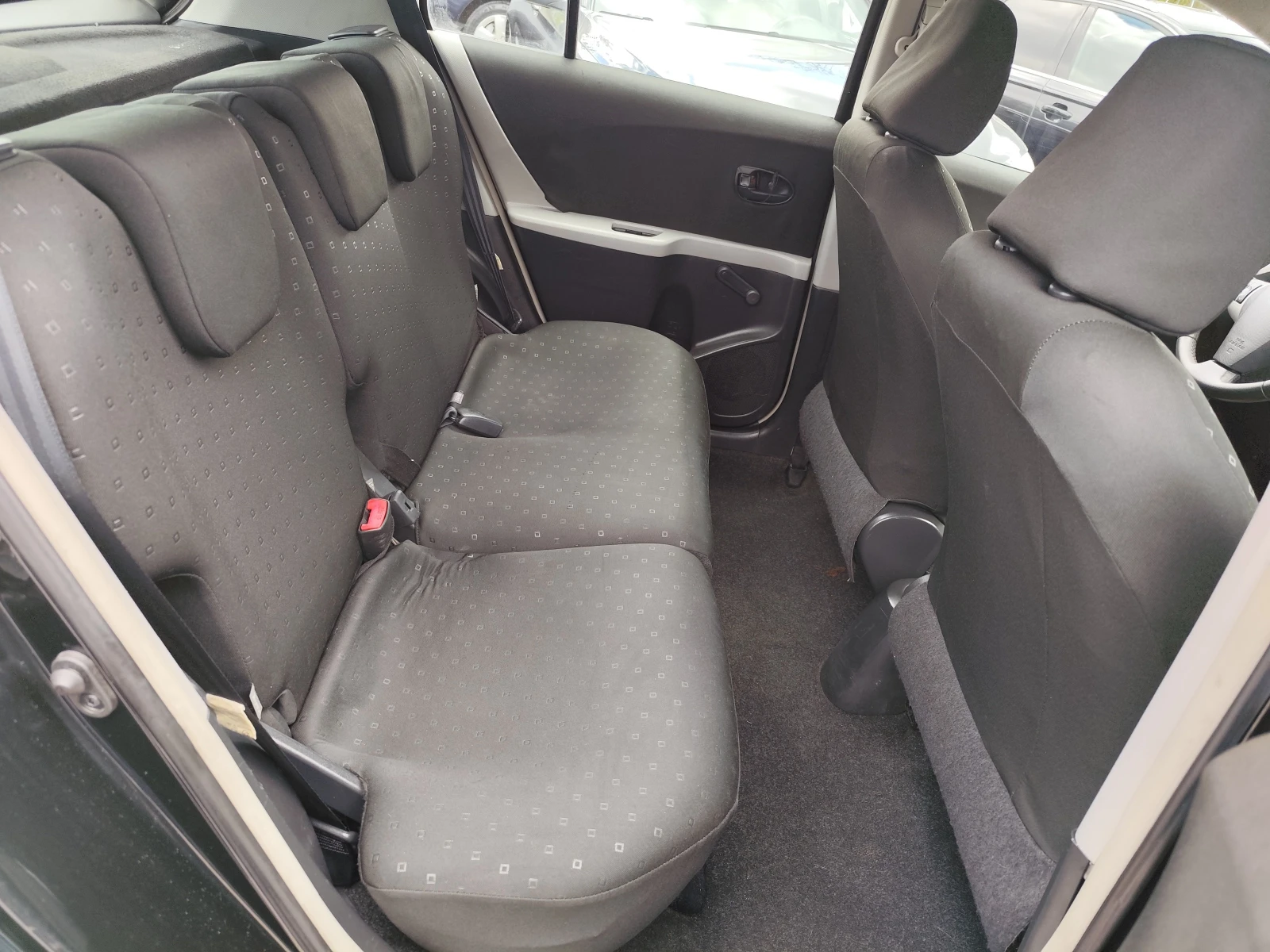 Toyota Yaris 1.0i* klima* 145000km* , снимка 11 - Автомобили и джипове - 54292821