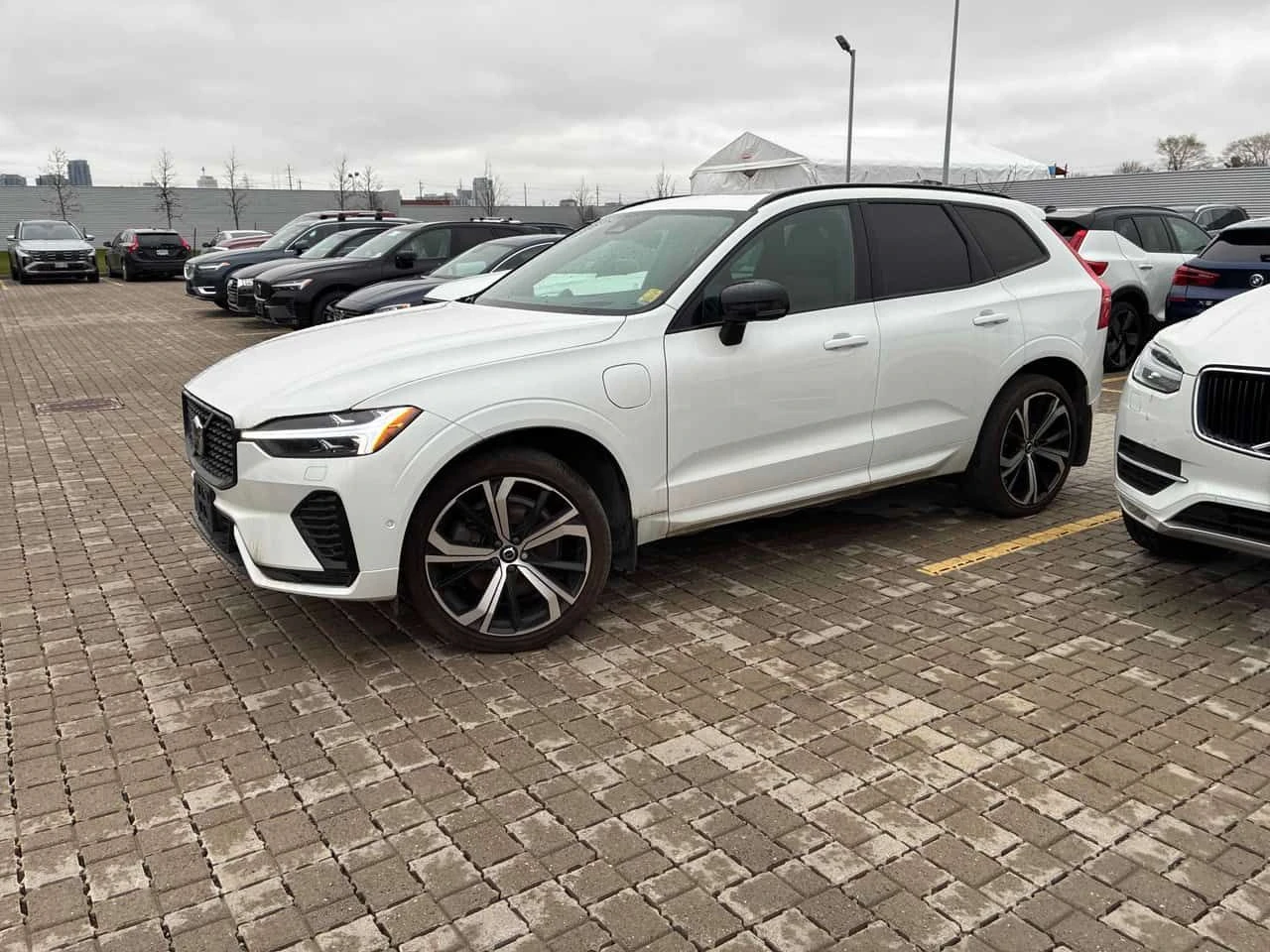 Volvo XC60 T8 AWD HUD 360 Bowers & Wilkins R Design CARFAX, снимка 2 - Автомобили и джипове - 54451043