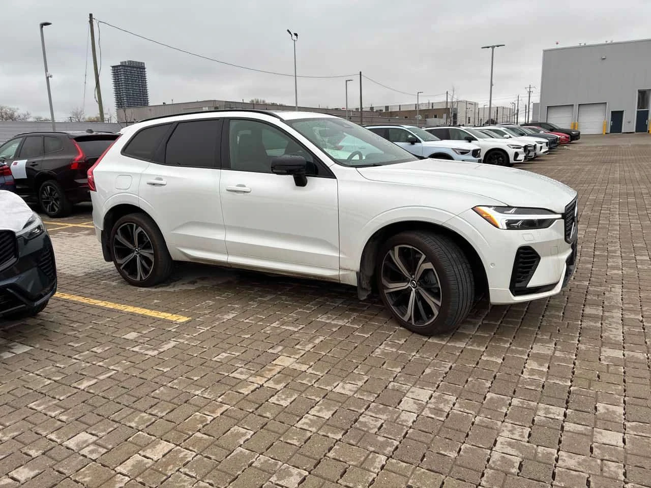 Volvo XC60 T8 AWD HUD 360 Bowers & Wilkins R Design CARFAX, снимка 3 - Автомобили и джипове - 54451043