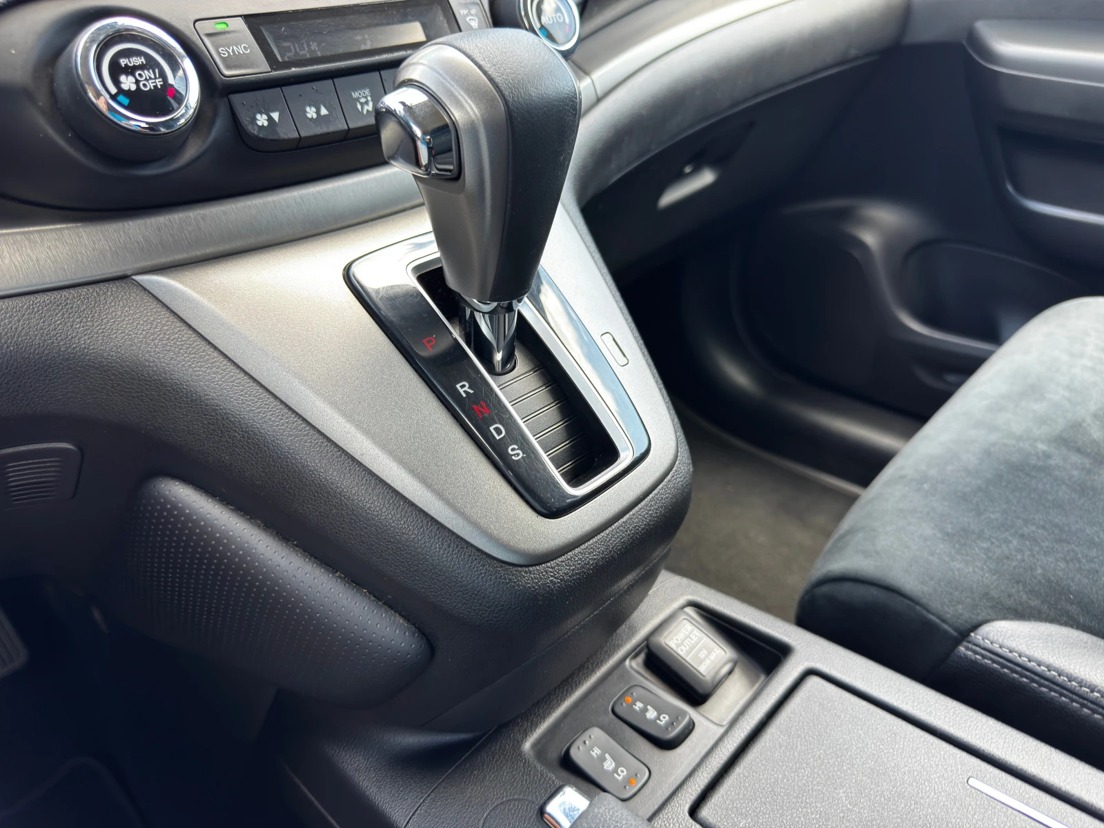 Honda Cr-v 2.0 i-VTEC 4WD 🇫🇷, снимка 13 - Автомобили и джипове - 55053389