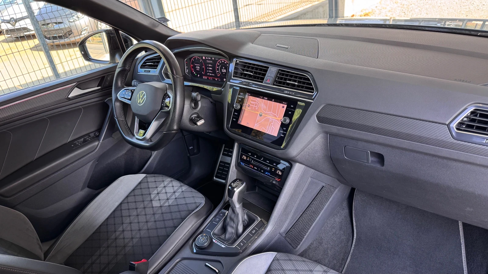 VW Tiguan 2.0TDI R-Line 4MOTION* NIGHT* ОБСЛУЖЕН* , снимка 10 - Автомобили и джипове - 55184144