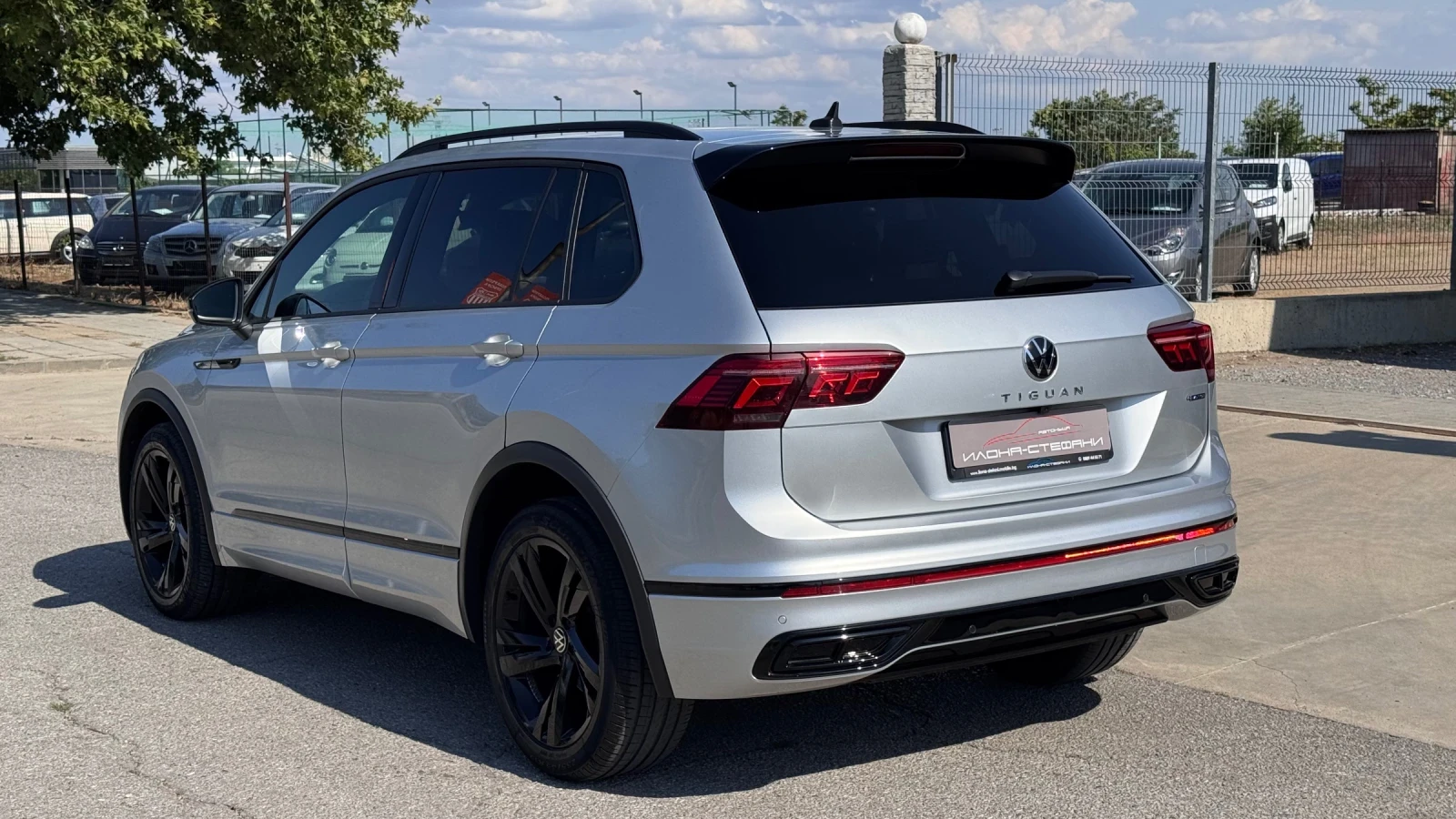 VW Tiguan 2.0TDI R-Line 4MOTION* NIGHT* ОБСЛУЖЕН* , снимка 3 - Автомобили и джипове - 55184144